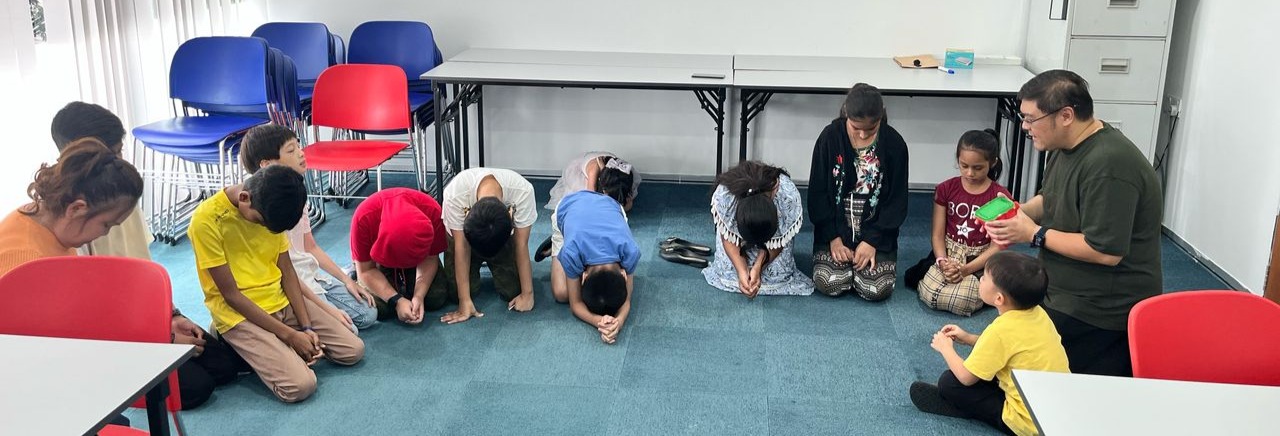 Children praying together
